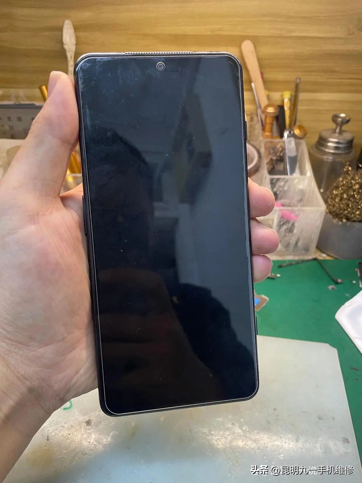 手机为什么还有电却突然关机,手机突然关机又重启怎么回事