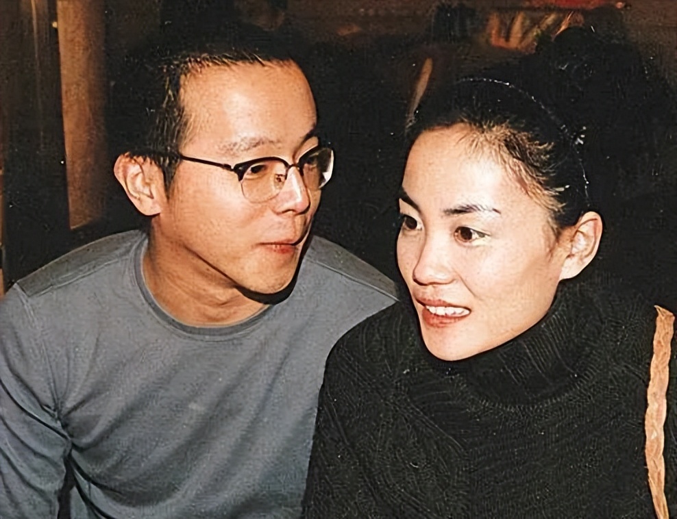 王菲牵手谢霆锋，张柏芝泪目送祝福，到底谁才是真爱