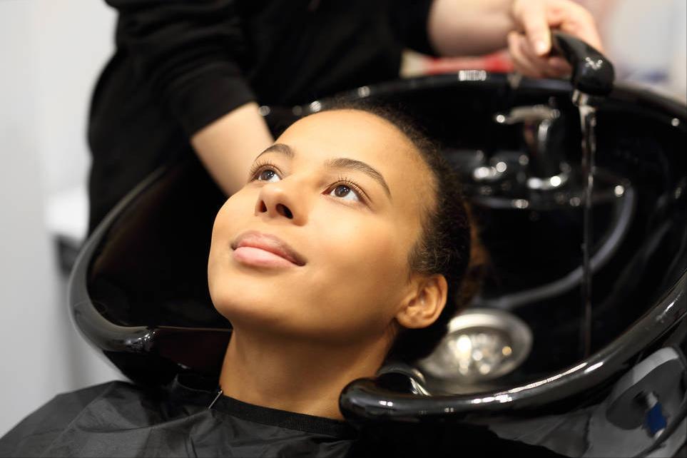 不洗头发直接染发能染好吗,染发前一定要两天不洗头吗