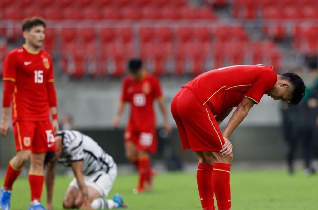 国足输叙利亚乌龙,国足0-3不敌韩国第一球判罚