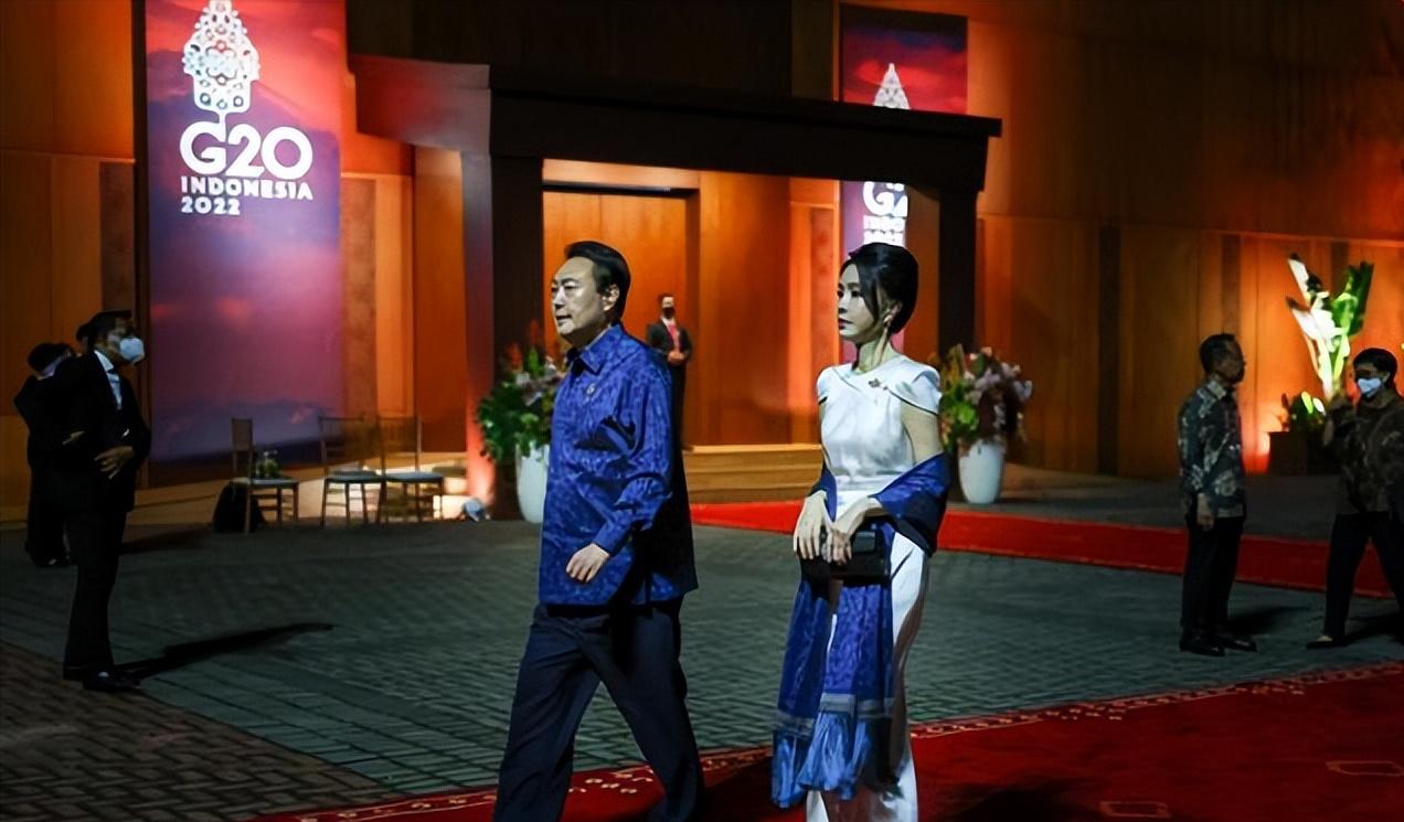 韩第一夫人穿军装,韩第一夫人年轻照片