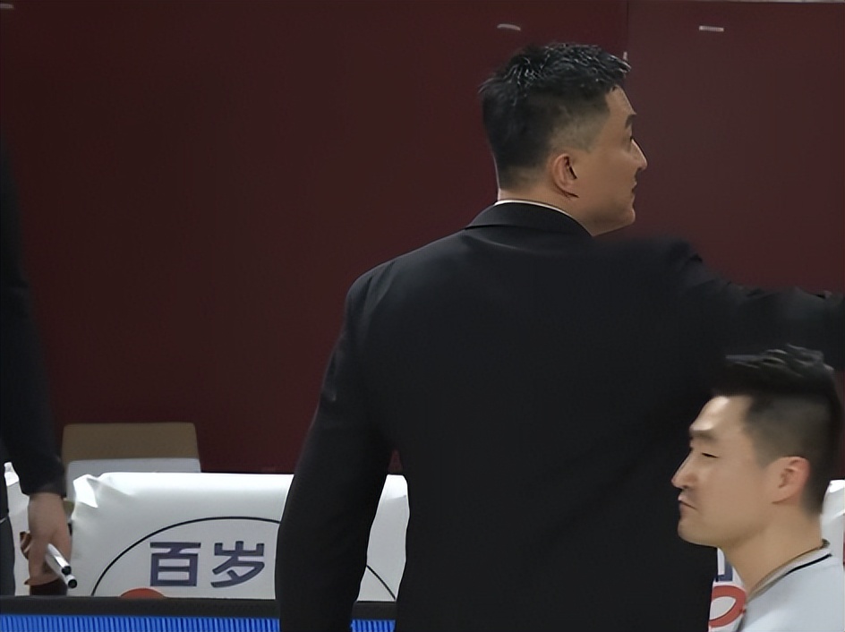 杜锋不满贾昊垫脚马尚:怒喷裁判被吹夺权退场前还指着技术台