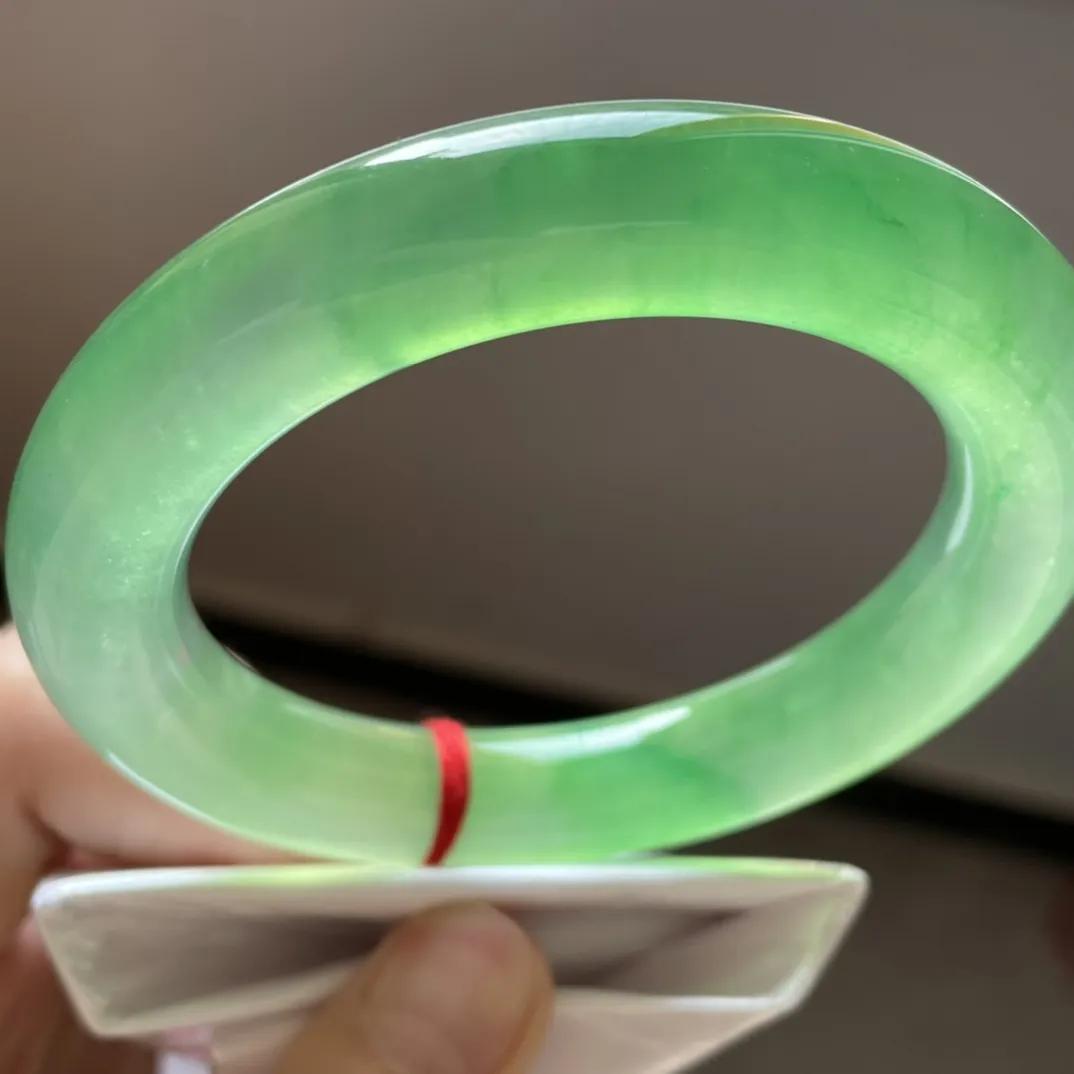 缅甸a货翡翠冰种小圆条翡翠手镯,有绿白黑三种颜色的翡翠手镯
