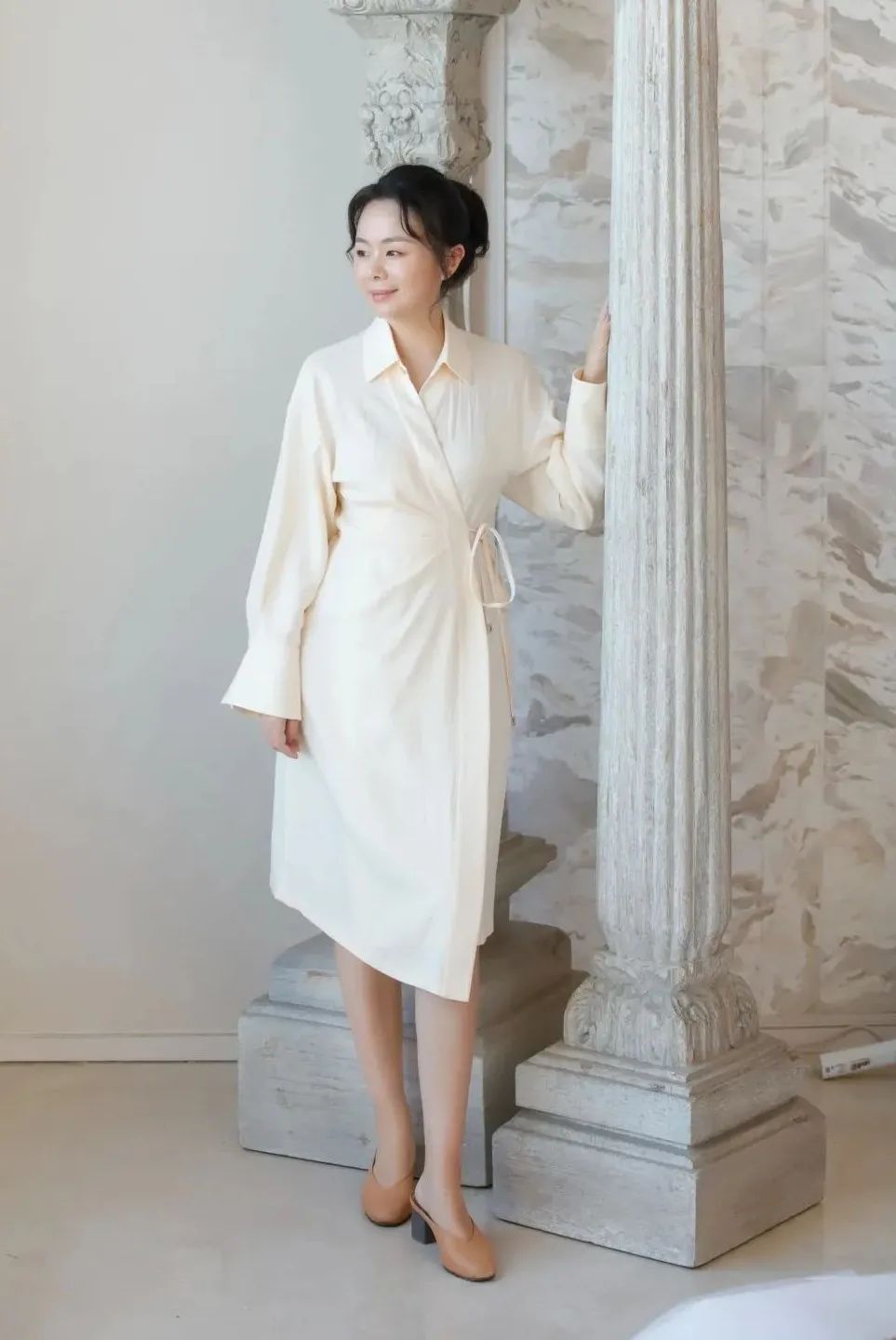 孟晚舟穿的白色连衣裙是什么品牌,孟晚舟同款连衣裙大码