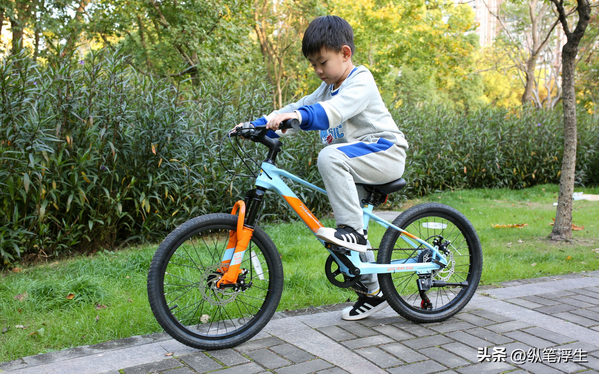 可以让小孩玩的越野车,柒小佰儿童变速山地自行车测评