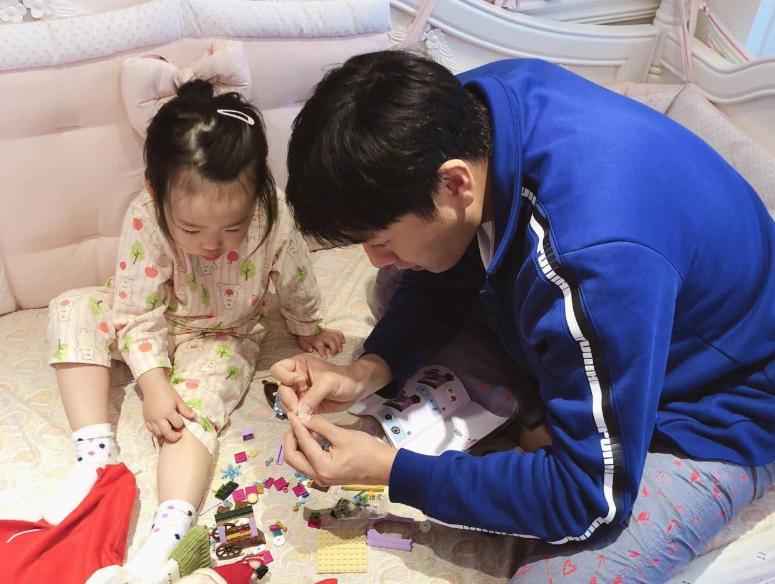 米粒被老师曝光正脸，遭网友谩骂长太丑，老师见状二度晒照很得意