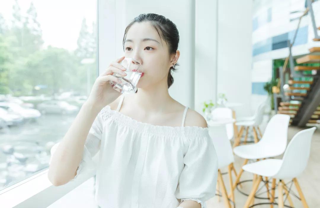 一天喝8杯水真的有用吗,1天喝8杯水能瘦吗
