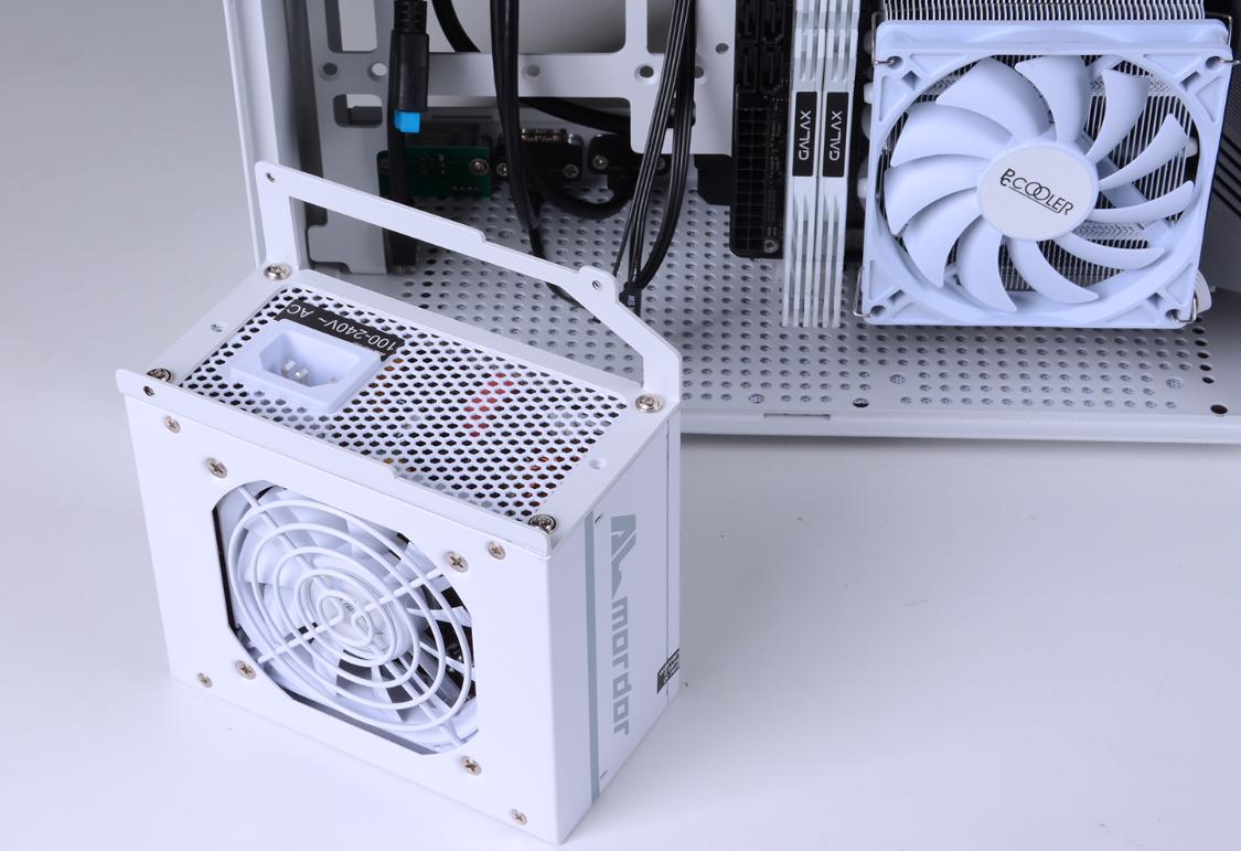 比两三万笔记本电脑还好的itx主机,5000元itx主机加便携显示器