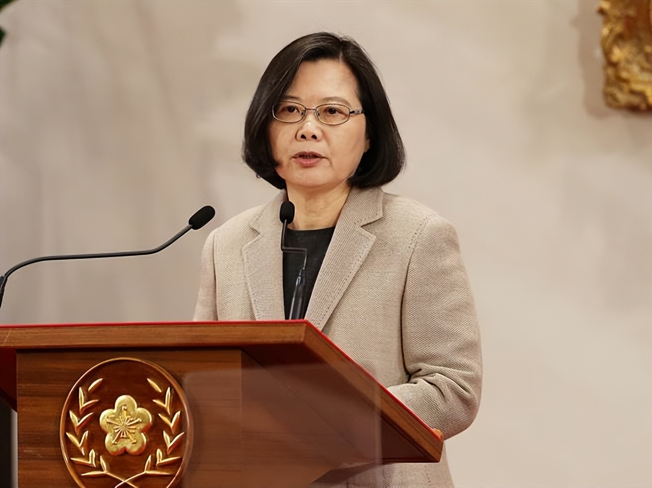 台湾公布战争手册！增加敌我识别”，逼老百姓打巷战当炮灰