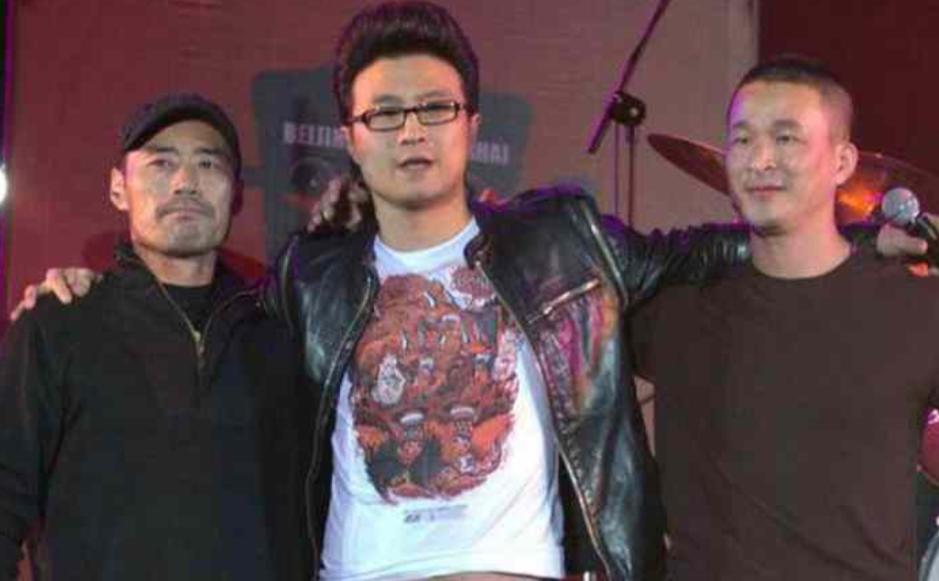 昔日爆红组合街头卖唱,曾经红极一时现在却卖唱的歌手