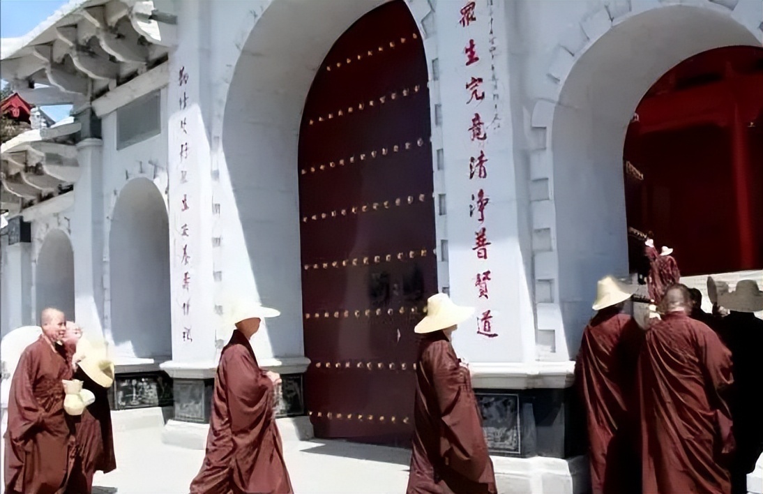 五台山佛教烧香拜佛,五台山修行僧人拜佛