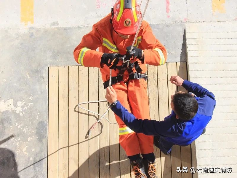 第四批新训系列报道三：组织开展8字环下降及制动操