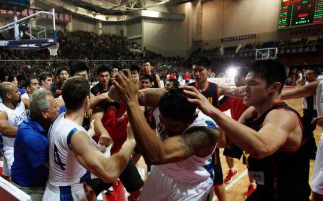 男篮朱芳雨冲突记录,中国男篮打架视频朱芳雨组合拳