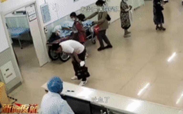 男子喝完冰红茶吐血1000ml,喝完冰镇红茶后吐血