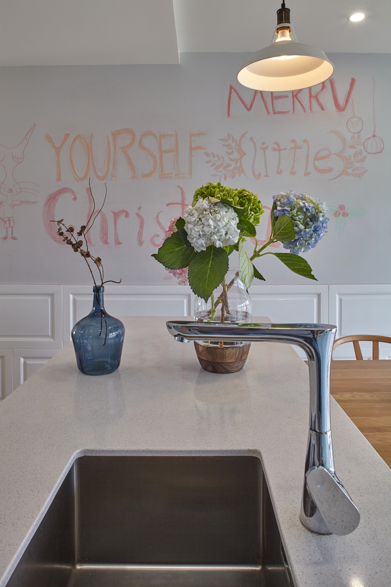 她家用木器漆打造出了独一无二的电视背景墙