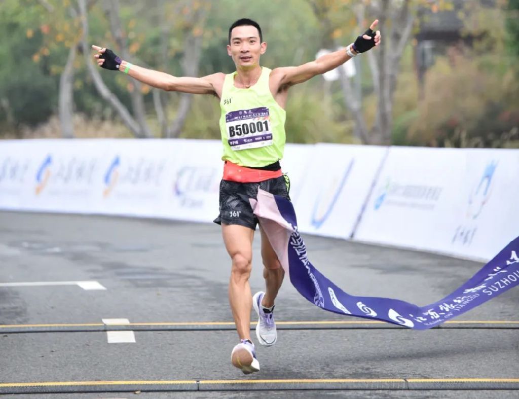 冠军的故事10个字,冠军的励志故事