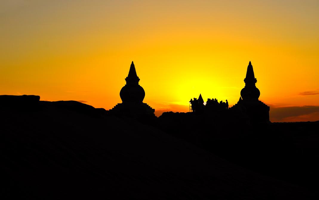 额济纳胡杨林沙漠王国,初夏的内蒙古额济纳大漠胡杨