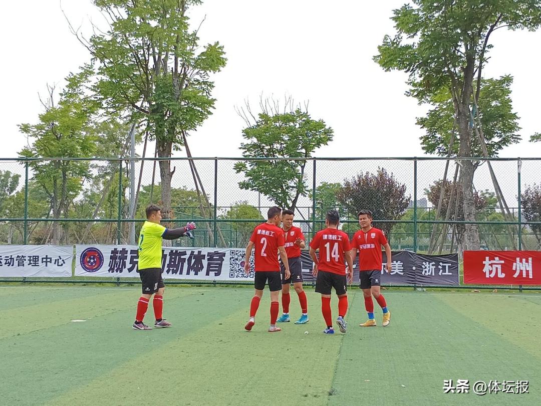 一支由全部在职教师组成的足球队，一举夺得杭城足球赛亚军