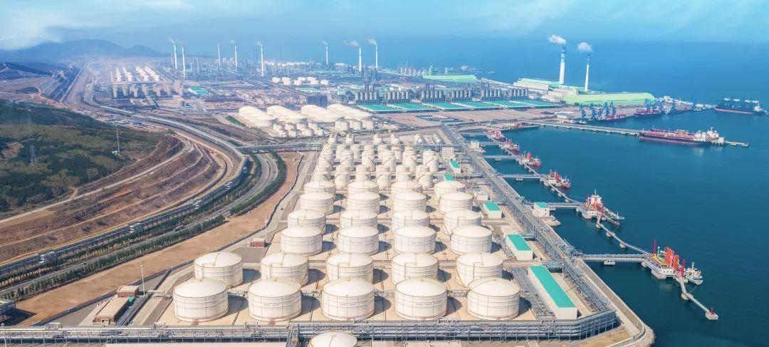 江苏穷小子，13岁工地搬砖白手起家，如今身家1400亿，成江苏首富