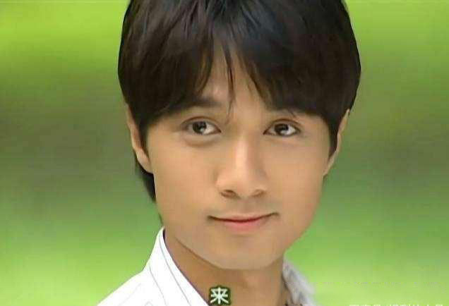 割完单眼皮就好事不断的6位港星，成龙脱胎换骨，甄子丹迅速起飞