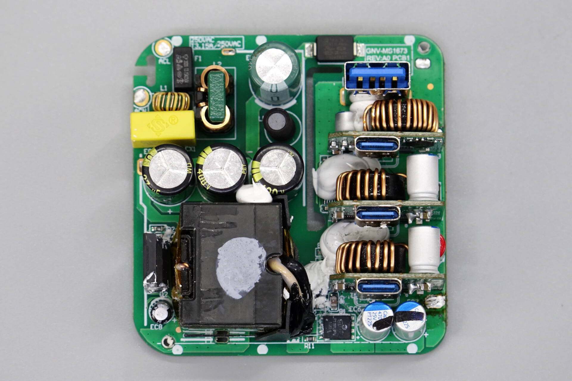 公牛新款67w快充插座拆解,公牛防过充保护插座拆解