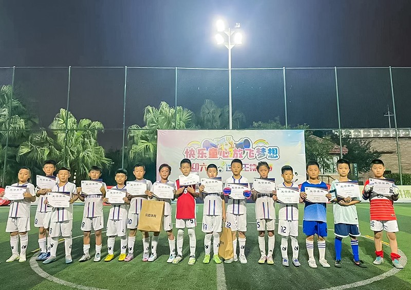 南充:杰K,小学生足球单挑王挑战赛燃情“六一”