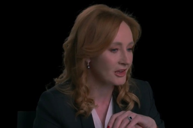 “赫敏”拥抱“马尔福”，记得对初恋的心跳加速，“每天都找他”