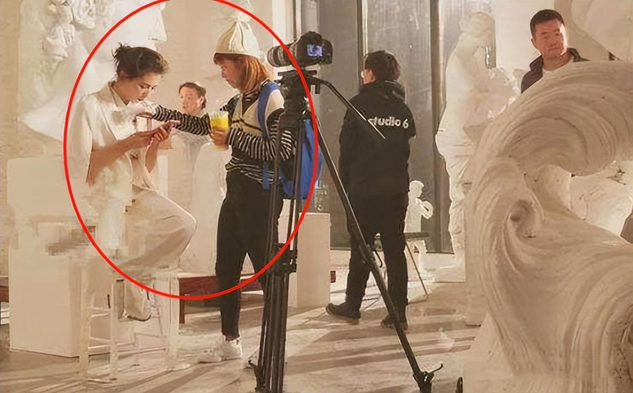 助理伺候明星捏脚,助理伺候明星跪下打伞