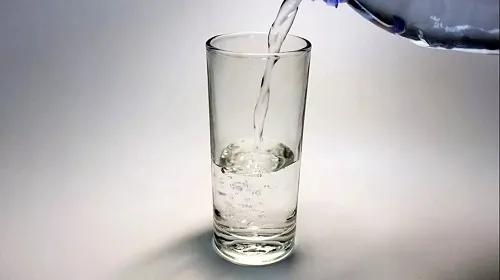 玻璃、陶瓷、塑料、不锈钢，哪种材质杯子喝水更健康？