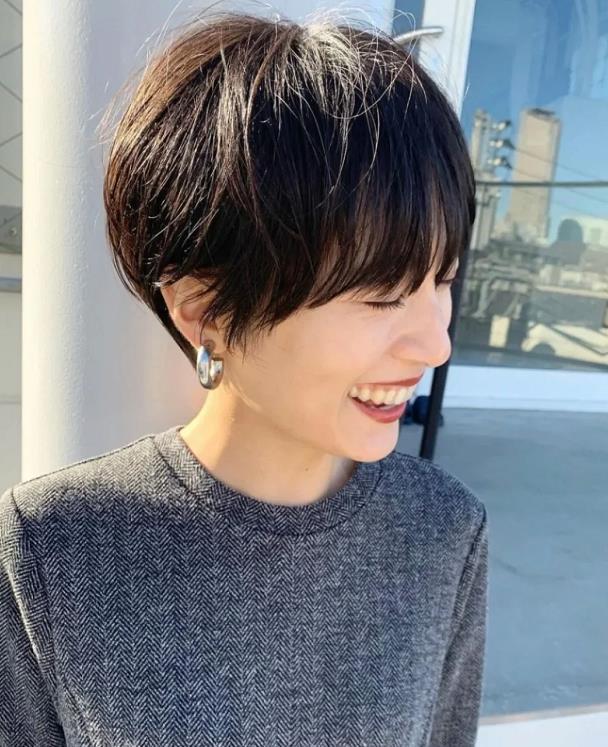 50岁后的女人，留什么短发好打理显年轻？