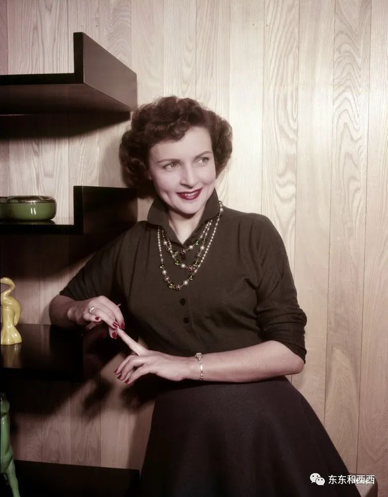 一辈子吸气收腹活到99，老奶奶迷倒全美还撩男朋友