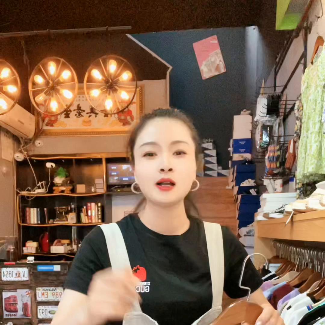 今天老顾客要了四件裙子,到家有一件说不合适店里还没号...