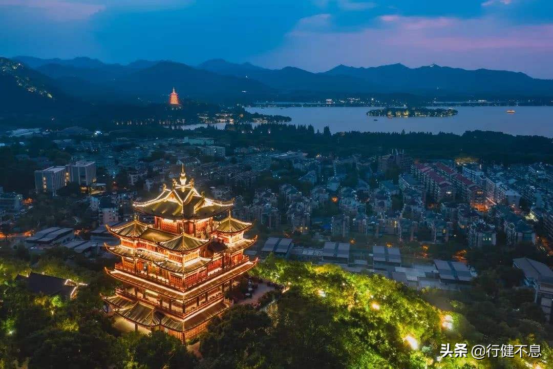 荷花十里桂三秋：十二首著名诗词，领略杭州的诗意之美