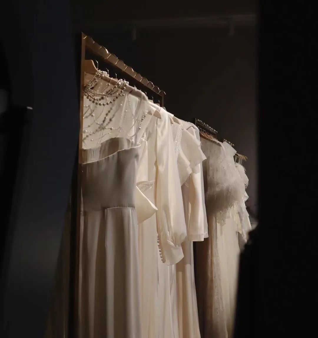 孟晚舟紫色连衣裙,孟晚舟蓝色连衣裙