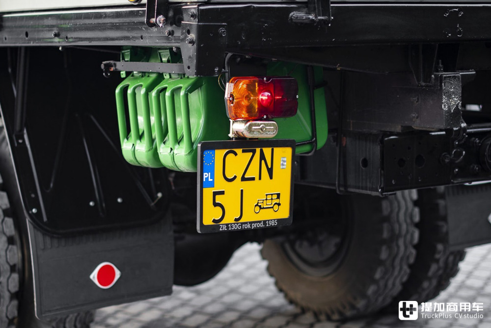 我军七十年代进口轻型卡车,吉尔zil-130