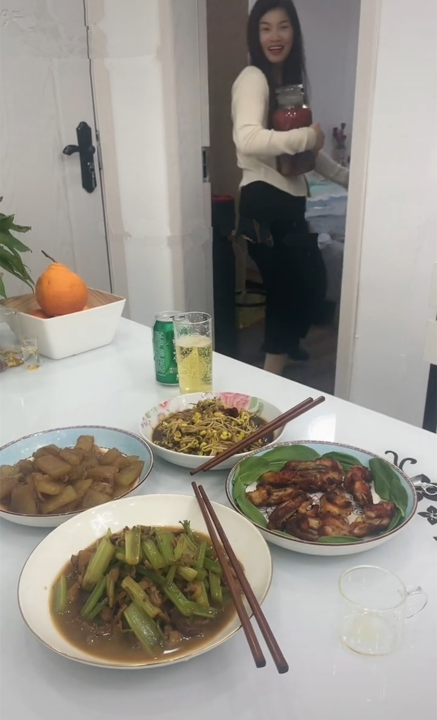 为迎接丈夫出差回家，妻子用枸杞海马鹿鞭泡酒，丈夫：这是毒药啊