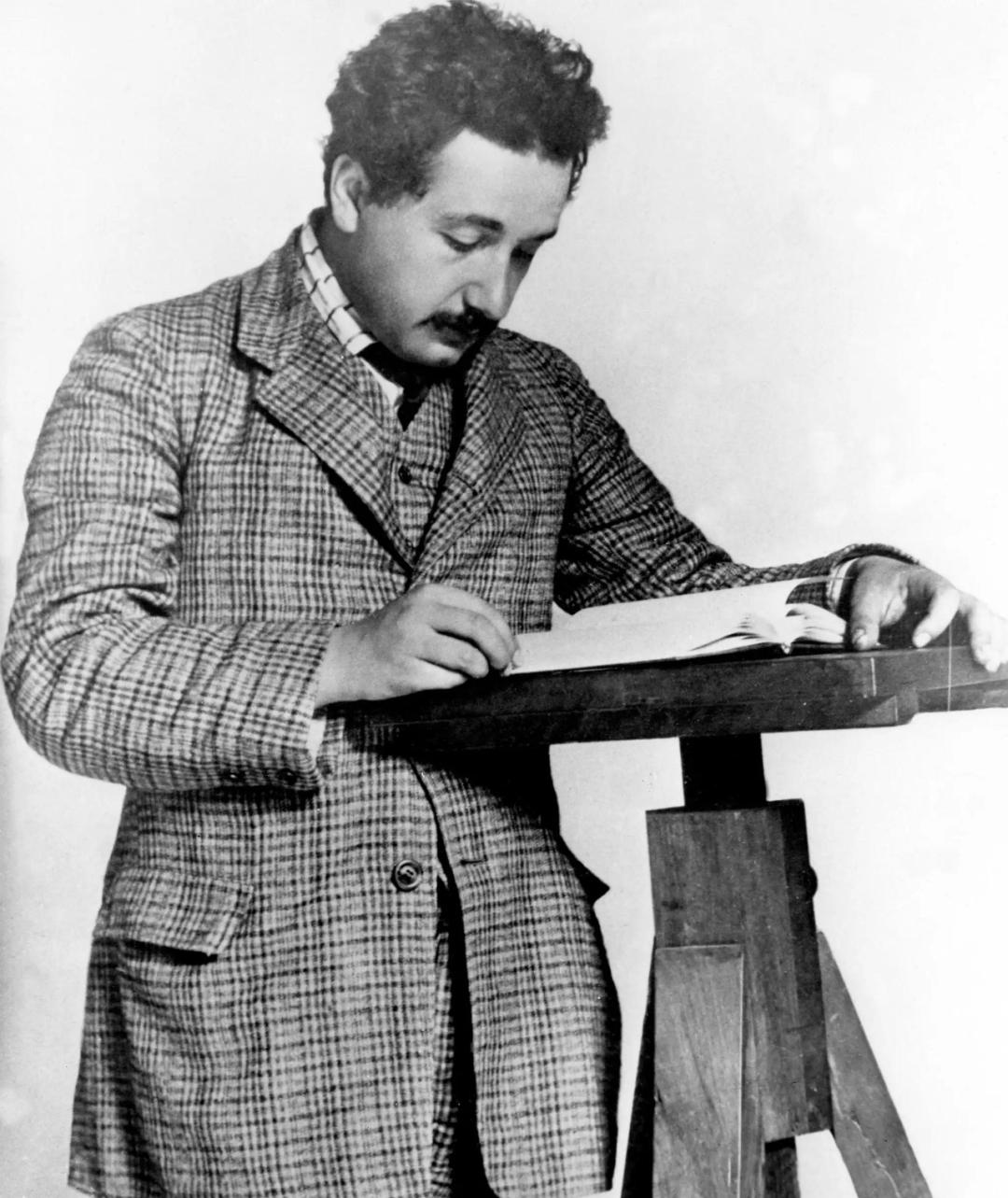 爱因斯坦为什么转美国国籍,爱因斯坦为什么转入美国国籍