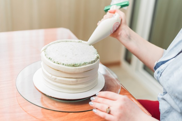 蛋糕抹面一刀收技巧和手法慢教程,蛋糕抹面的技巧和手法在家自己做