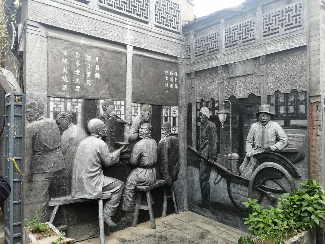 或许是北京最小的“庙”，仅巴掌大小，却被胡同商贩们视为保护神