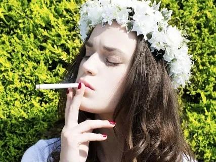 吸烟的小女人,抽烟的女人小视频