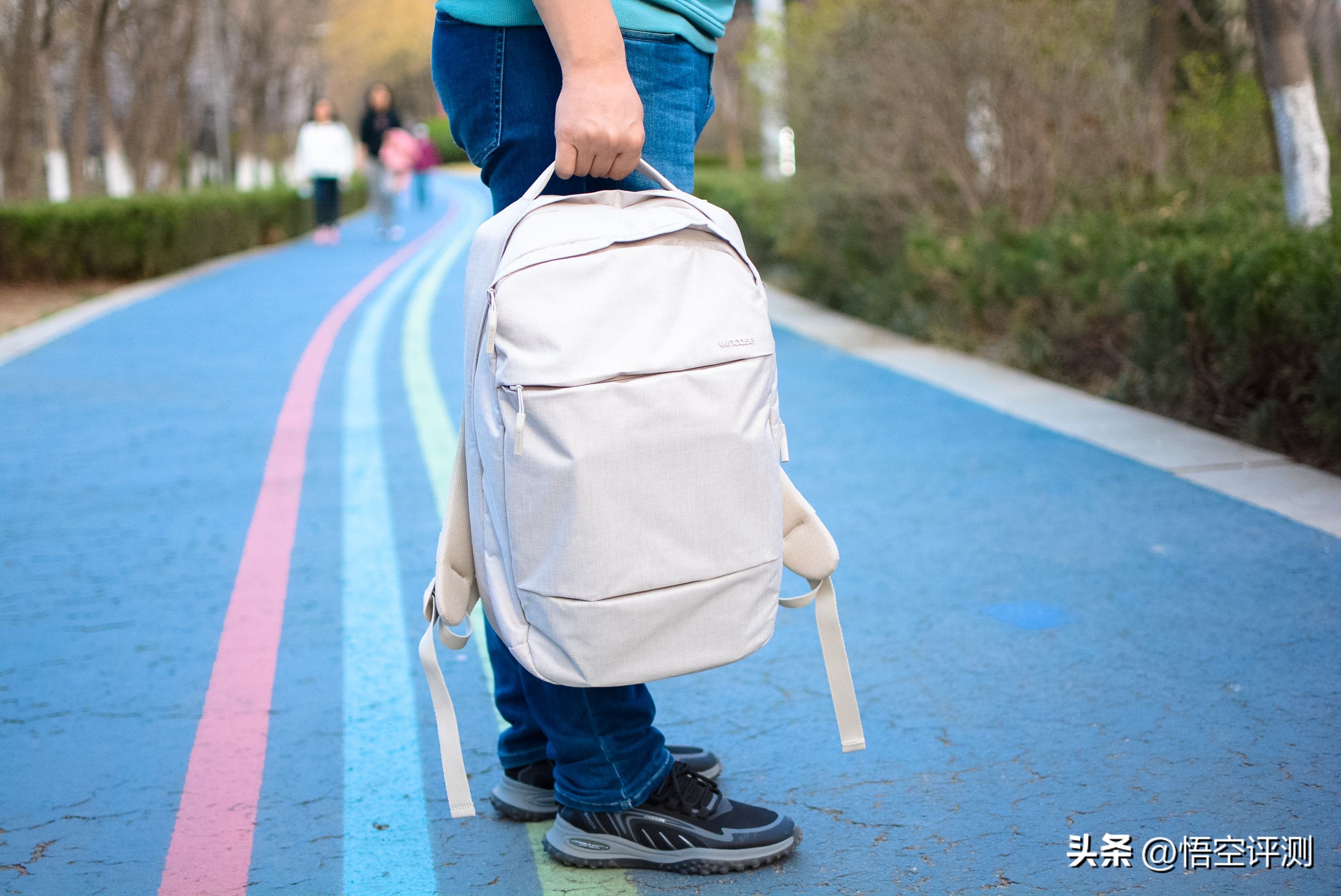 高颜值+多格收纳：进驻苹果商店，INCASECity双肩背包评测