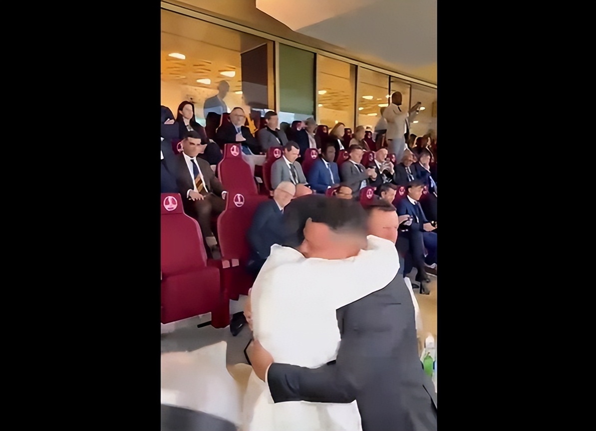 大小罗重逢观战阿根廷,大罗小罗看阿根廷比赛拥抱