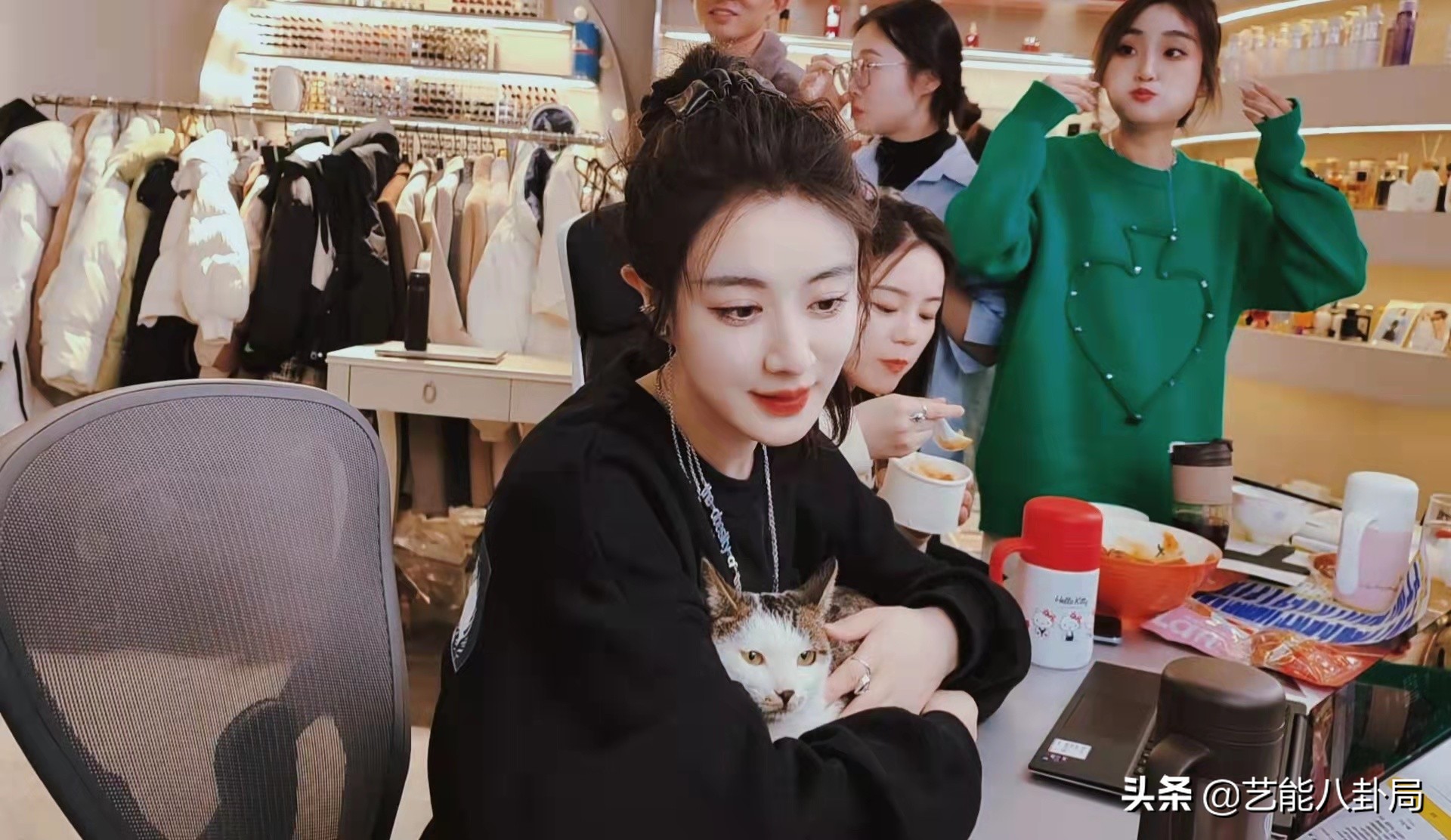 薇娅被罚13.41亿，账号全网被封禁！李佳琦忐忑直播，700万人围观