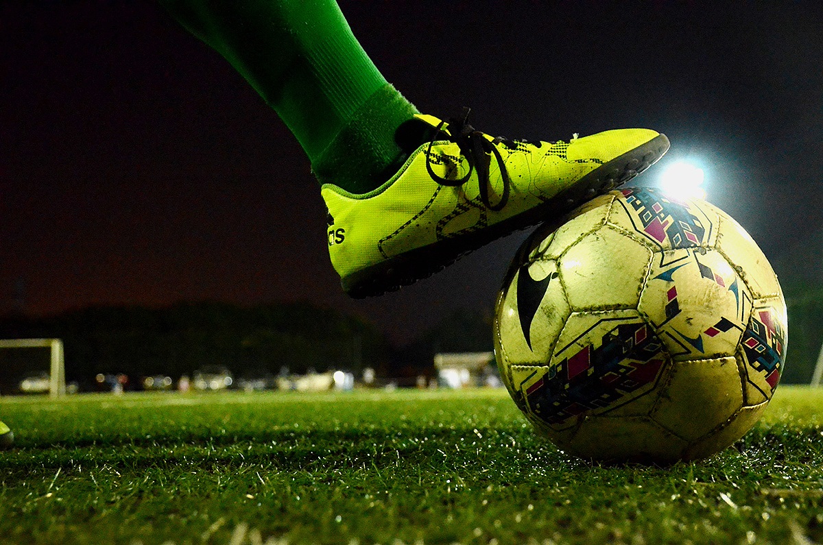 放下书本走出课堂到外面看看世界,放下篮球回去学习