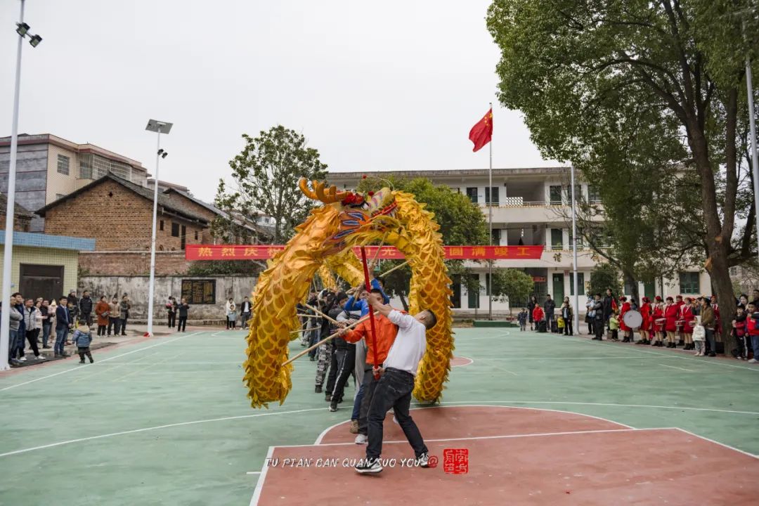 为了打村BA，湖南郴州沙坪村村民自己建了一个灯光篮球场