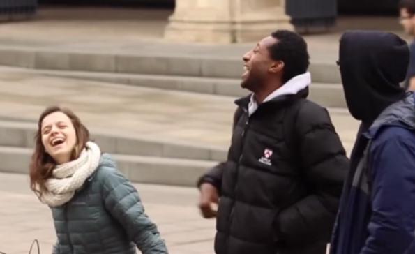 3名老外街头*戏调**中国女孩，公然挑衅警察，最终惨遭东北小伙围殴