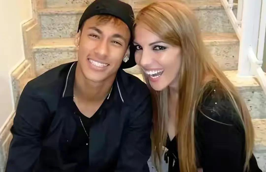 足坛“风流大师”，17岁当爹，30岁换20个女友，如今女友再怀孕