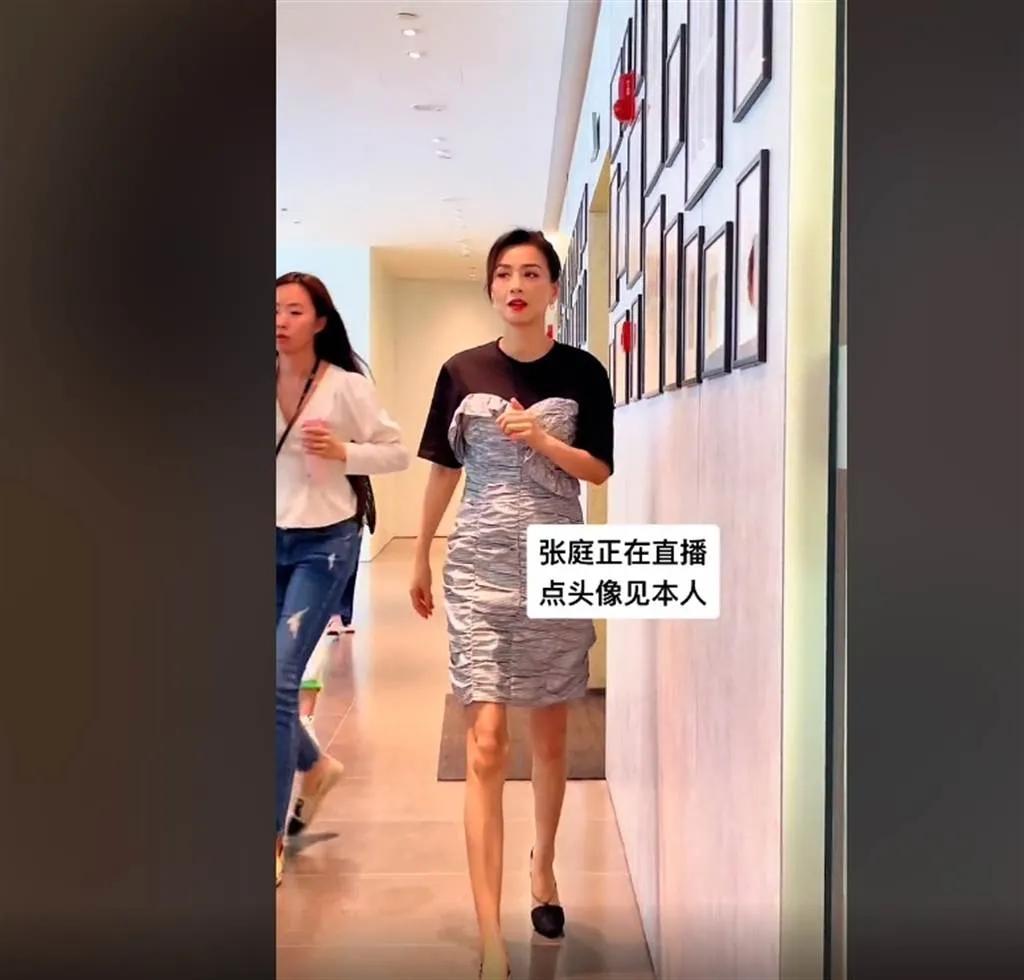 下跪替老公庆生，51岁冻龄美魔女这次也翻车了？