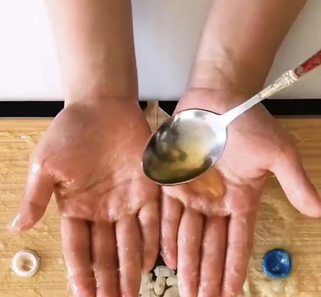 黏胶沾手上怎么清理小妙招,生活小妙招手上的胶怎么去掉