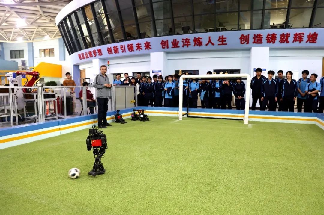 工程师、主持人、制片人……300名高中生在沈阳城市学院完成职业体验，埋下理想的种子